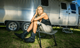 IL DOLORE AI PIEDI NEI FESTIVAL È REALE – PERCHÉ IL MOVIMENTO BAREFOOT SI STA RIBELLANDO